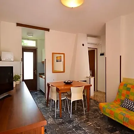 Hotel Warm Flat 100m From The With Ac - Beahost 3*